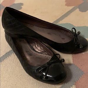 Ballet flats with quilted & black patent leather.